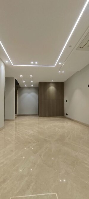 Room in 3 BHK Builder Floor at Safdarjung Enclave – for Rent