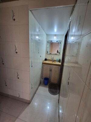 Bathroom in 3.5 BHK Apartment at Vinit Tower, Andheri West – for Rent