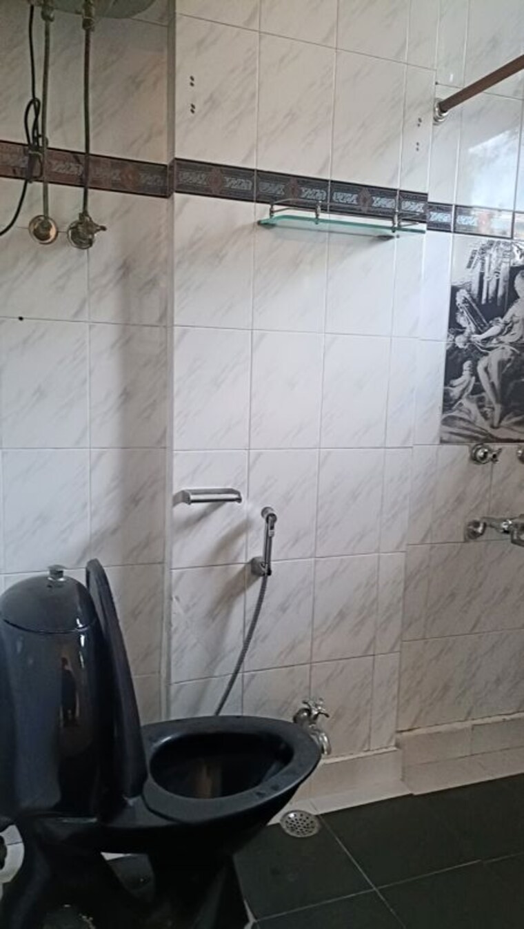 Bathroom, hauz khas enclave 2 Bedroom 1200 Sq.Ft. Builder Floor In Hauz Khas Enclave Delhi 10238639