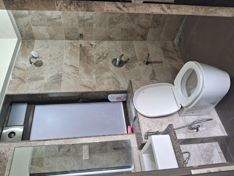 Bathroom, kalpataru-primus-residence 2 Bedroom 650 Sq.Ft. Apartment In Santacruz East Mumbai 10239018
