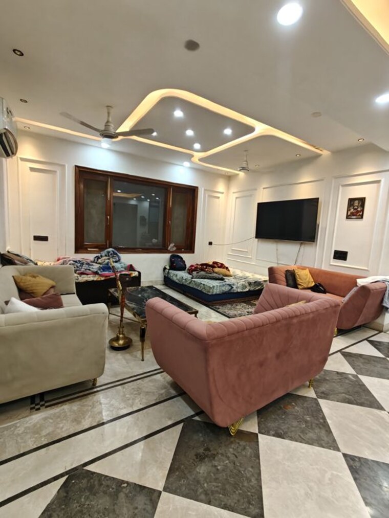 Nearby, ansal-sushant-shopping-arcade 3 Bedroom 420 Sq.Yd. Builder Floor In Sector 27 Gurgaon 10239143