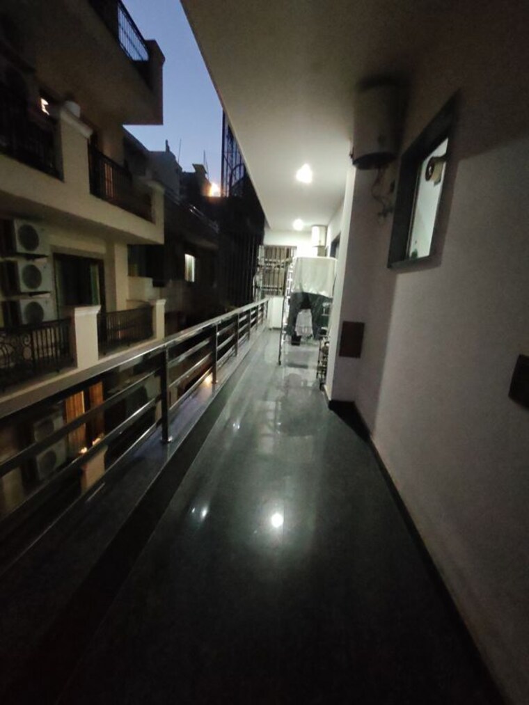 Balcony, ansal-sushant-shopping-arcade 3 Bedroom 420 Sq.Yd. Builder Floor In Sector 27 Gurgaon 10239143