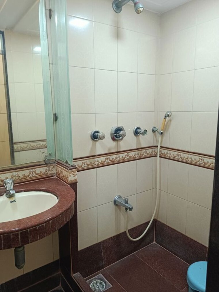 Bathroom, parel 1.5 Bedroom 500 Sq.Ft. Apartment In Parel Mumbai 10239260