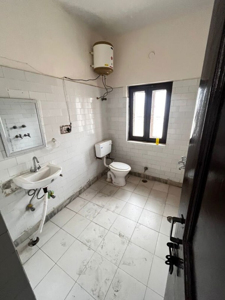 Bathroom, avl-36-gurgaon 2 Bedroom 950 Sq.Ft. Builder Floor In Sector 36 Gurgaon 10239354