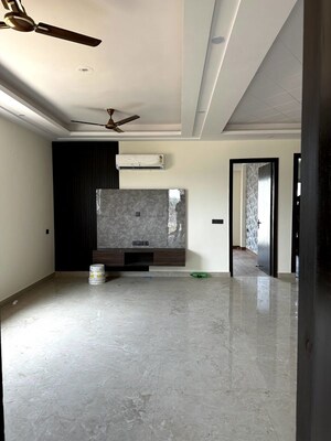 Room in 2 BHK Builder Floor at Sector 30 – for Rent