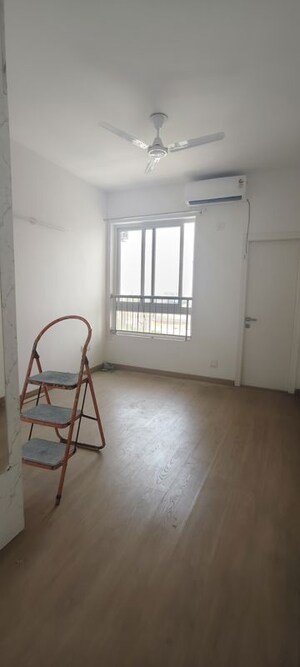 Room in 3 BHK Apartment at Emaar Palm Gardens, Sector 83 – for Rent