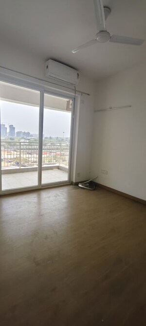 Room in 3 BHK Apartment at Emaar Palm Gardens, Sector 83 – for Rent