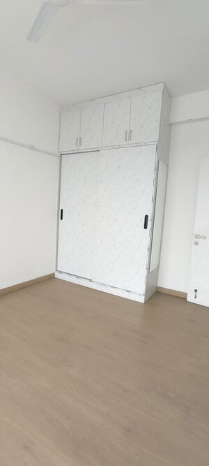 Room in 3 BHK Apartment at Emaar Palm Gardens, Sector 83 – for Rent