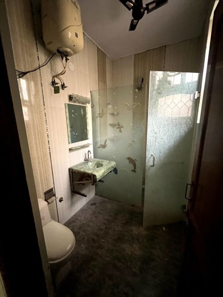 Bathroom, sector 30 3 Bedroom 200 Sq.Yd. Independent House In Sector 30 Faridabad 10239626
