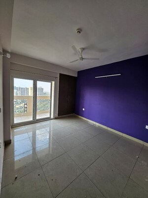 Room in 2.5 BHK Apartment at Supertech Renesa, Sector 118 – for Rent