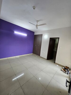 Room in 2.5 BHK Apartment at Supertech Renesa, Sector 118 – for Rent