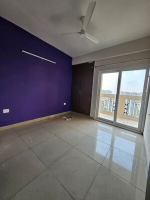 Room in 2.5 BHK Apartment at Supertech Renesa, Sector 118 – for Rent