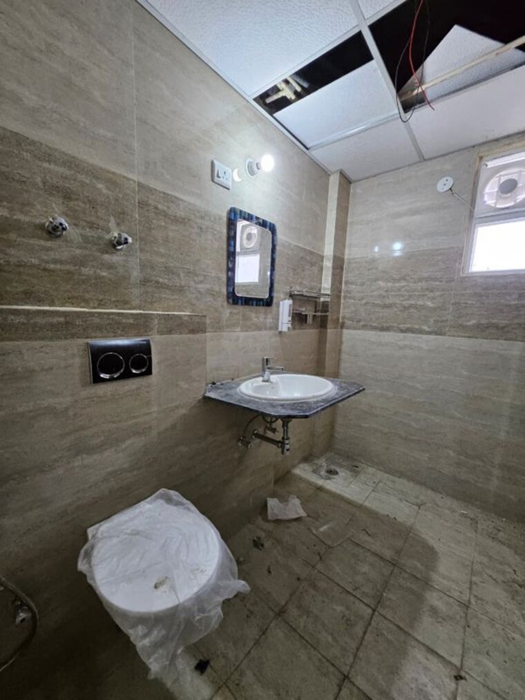Bathroom, supertech-renesa 2.5 Bedroom 1260 Sq.Ft. Apartment In Sector 118 Noida 10239644