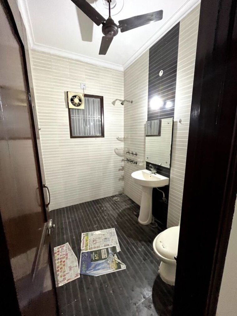 Bathroom, hbh colony 1 Bedroom 500 Sq.Ft. Builder Floor In Hbh Colony Faridabad 10239700
