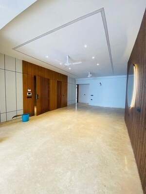 Room in 4 BHK Builder Floor at Ansal Plaza Sector-23, Sector 23 – for Rent