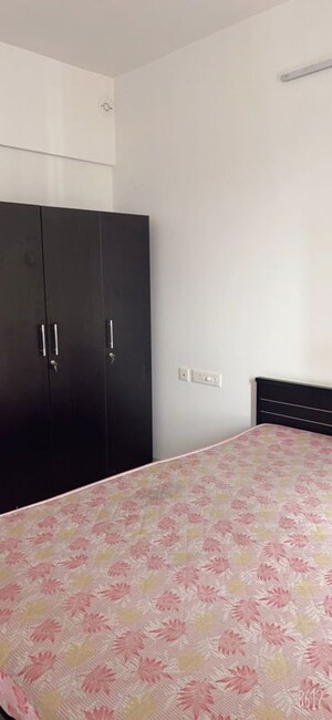 Room in 3.5 BHK Apartment at Kolte Patil Tuscan Estate, Kharadi – for Rent