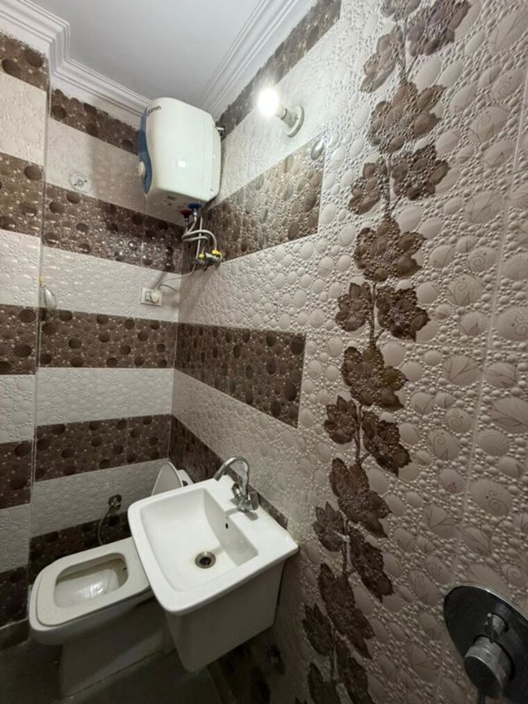 Bathroom, rajouri garden 3 Bedroom 160 Sq.Yd. Builder Floor In Rajouri Garden Delhi 10239846