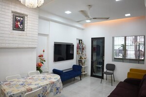 Living Room in 2.5 BHK Apartment at Bansi Villa, Vile Parle West – for Rent