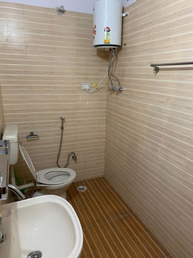 Bathroom, gomti nagar 1 RK 500 Sq.Ft. Builder Floor In Gomti Nagar Lucknow 10240166