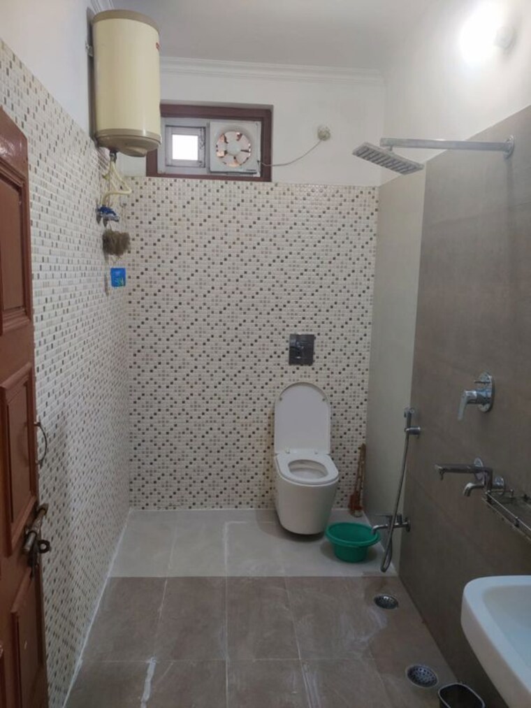Bathroom, gomti nagar 1 RK 400 Sq.Ft. Builder Floor In Gomti Nagar Lucknow 10240202