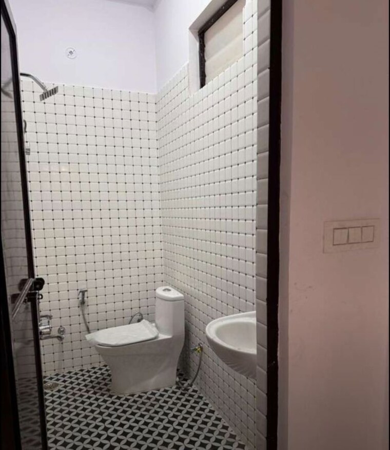 Bathroom, husainganj 2 Bedroom 850 Sq.Ft. Apartment In Husainganj Lucknow 10235414
