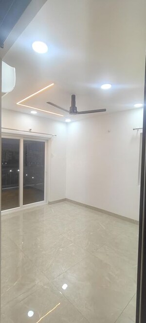 Room in 3 BHK Apartment at Aurobindo Galaxy, Hi Tech City – for Rent