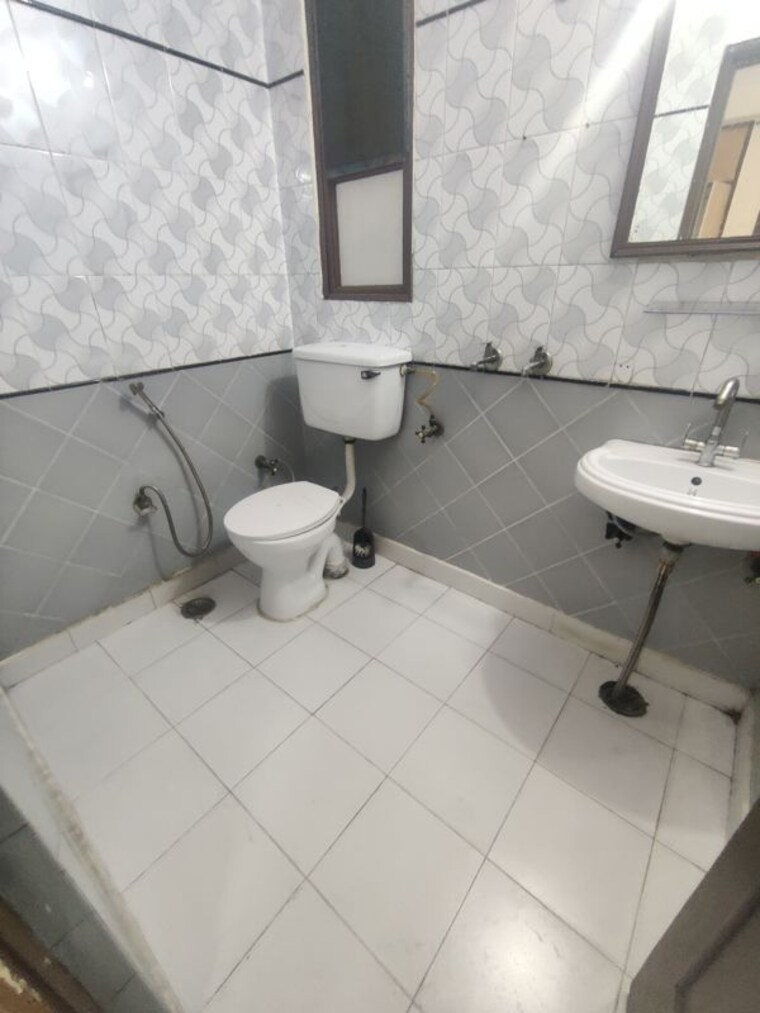 Bathroom, vaishali sector 5 2 Bedroom 1000 Sq.Ft. Apartment In Vaishali Sector 5 Ghaziabad 10240840