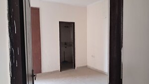 Room in 2.5 BHK Apartment at Amrapali Princely Estate, Sector 76 – for Sale