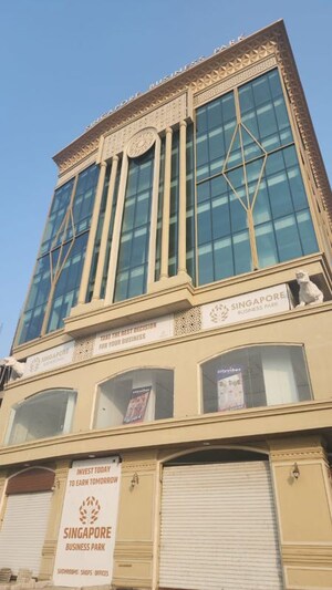  Showroom For Sale in Lig Colony