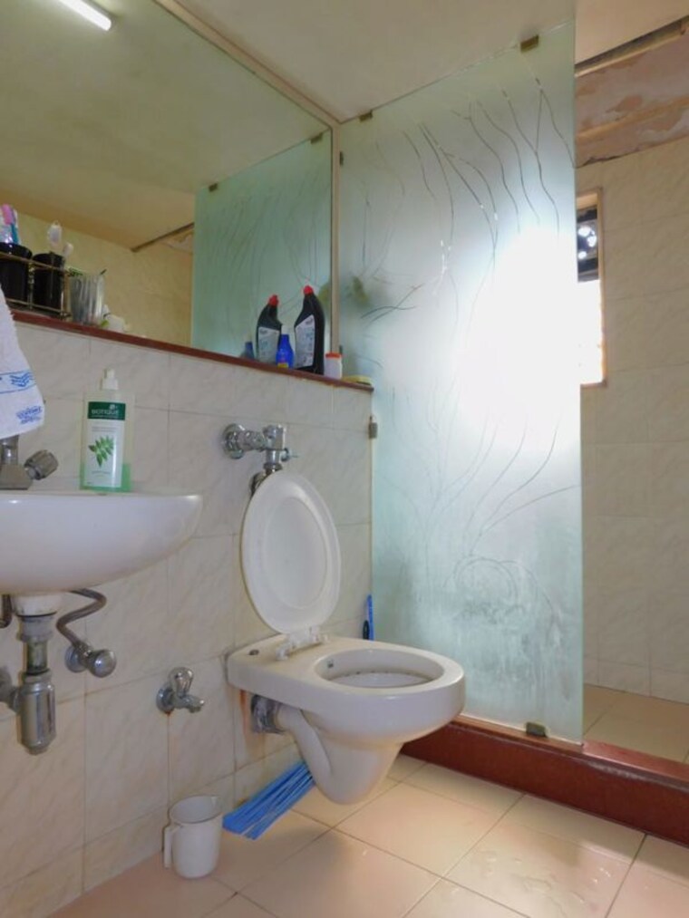 Bathroom, dhavalgiri-chs 6 Bedroom 2300 Sq.Ft. Apartment In Goregaon East Mumbai 10241260