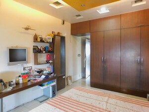 Bedroom in 6 BHK Apartment at Dhavalgiri CHS, Goregaon East – for Sale