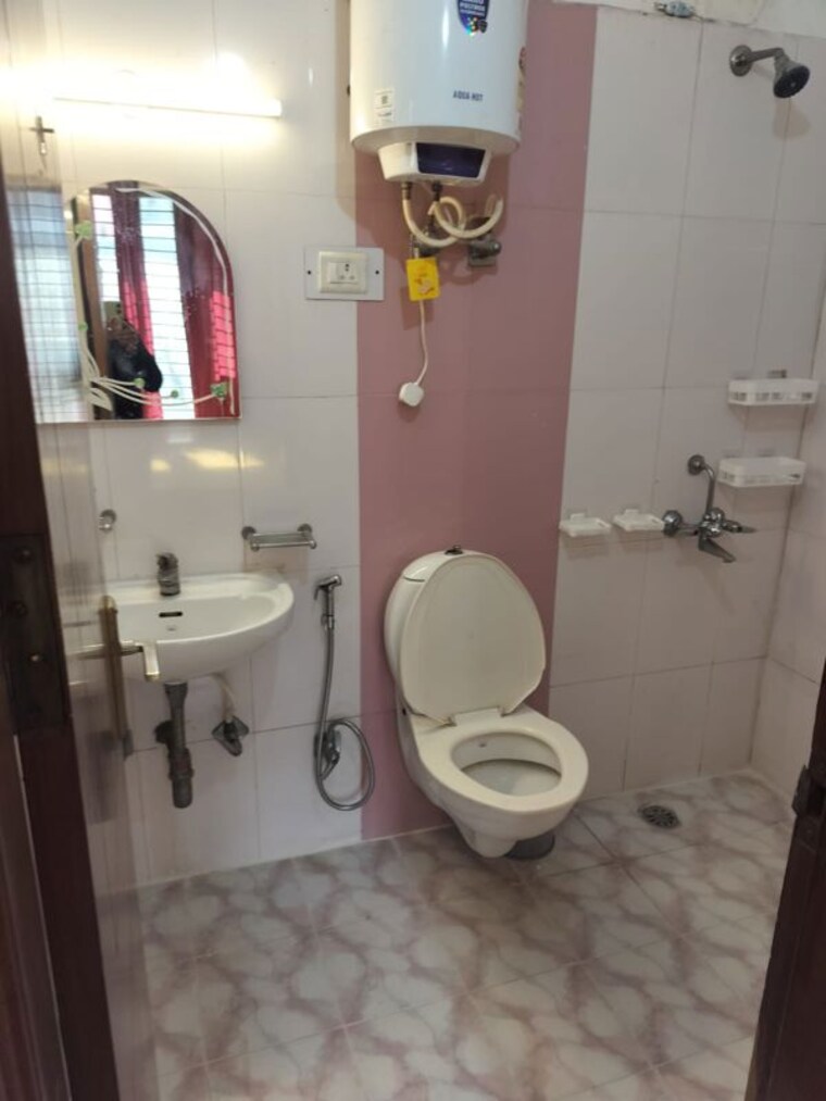 Bathroom, sector 40 2 Bedroom 120 Sq.Yd. Builder Floor In Sector 40 Gurgaon 10241755