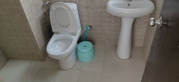 Bathroom, tulsiani-urban-woods 3 Bedroom 1560 Sq.Ft. Apartment In Sushant Golf City Lucknow 10241970