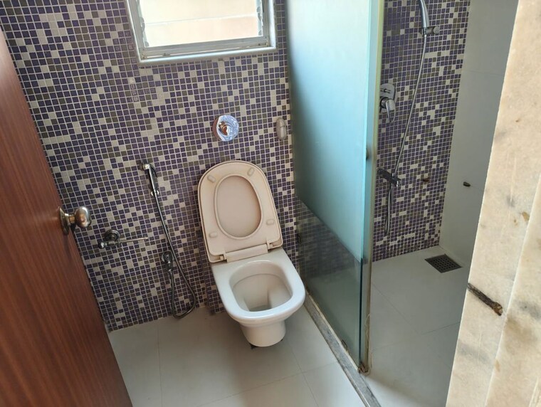 Bathroom, hiranandani-gardens-birchwood 3 Bedroom 1300 Sq.Ft. Apartment In Powai Mumbai 10242188
