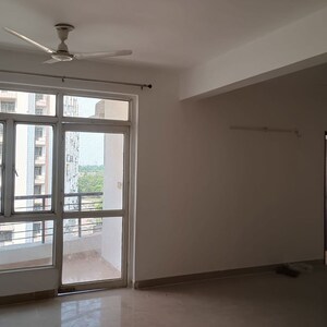 Room in 3 BHK Apartment at Supertech Czar Villa, Omicron I Greater Noida – for Rent