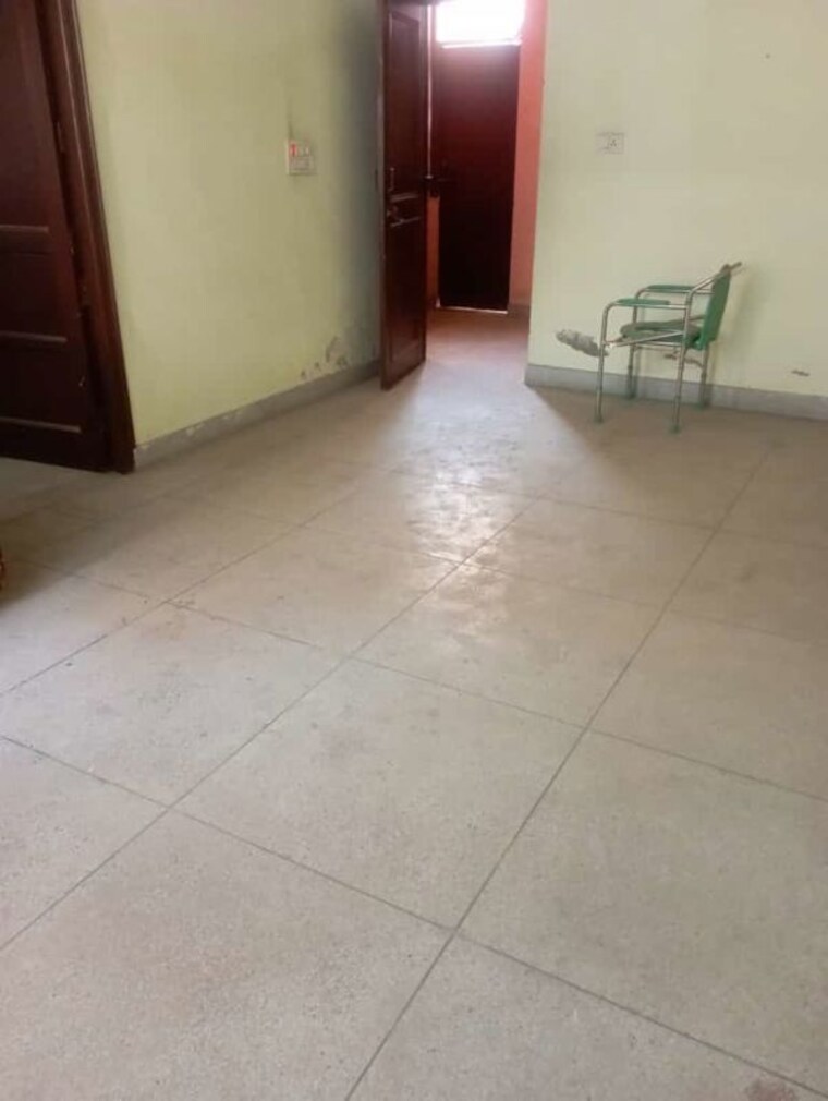 Room, sector 12a 6+ Bedroom 200 Sq.Yd. Independent House In Sector 12a Gurgaon 10207086