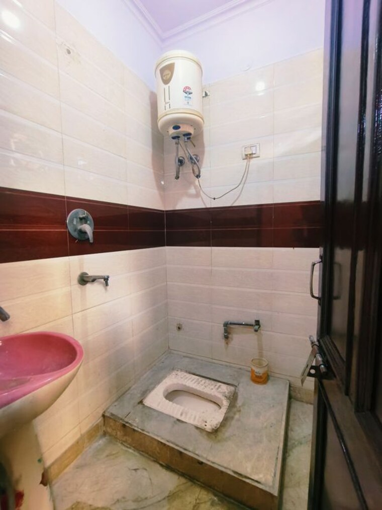 Bathroom, mansa ram park 2 Bedroom 585 Sq.Ft. Builder Floor In Mansa Ram Park Delhi 10242391