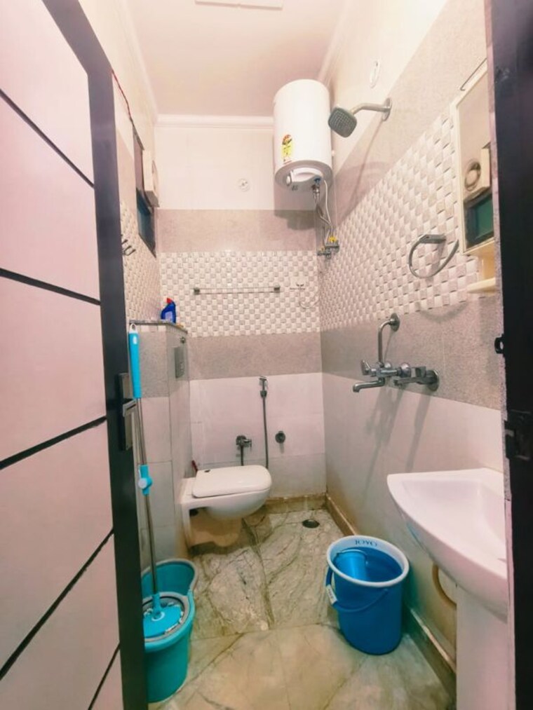 Bathroom, mansa ram park 3 Bedroom 810 Sq.Ft. Builder Floor In Mansa Ram Park Delhi 10242517