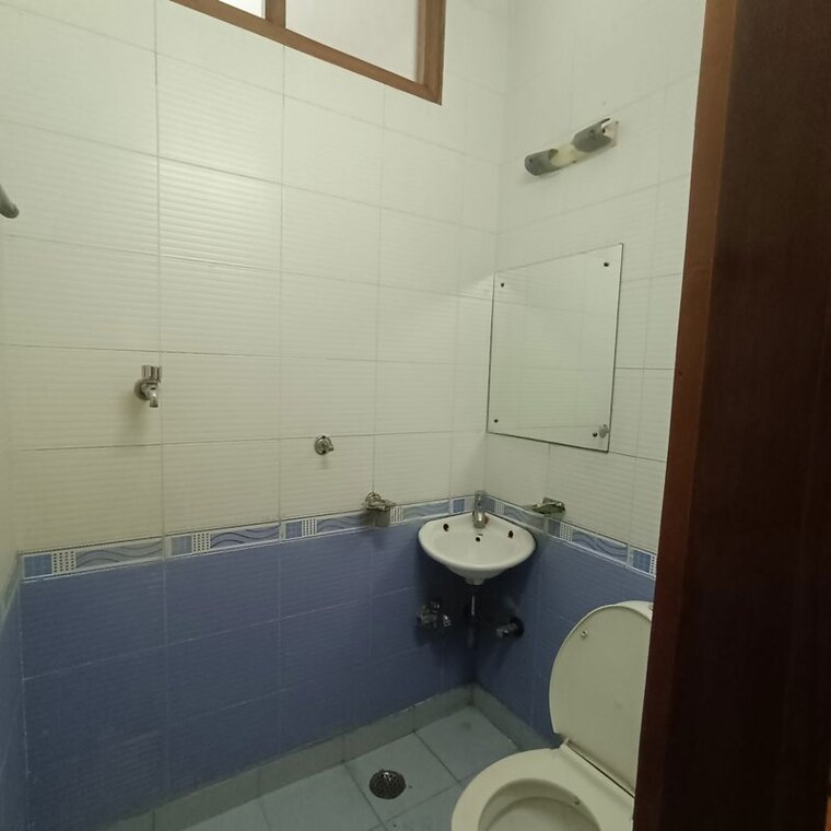 Bathroom, kalkaji 2.5 Bedroom 900 Sq.Ft. Builder Floor In Kalkaji Delhi 10242671