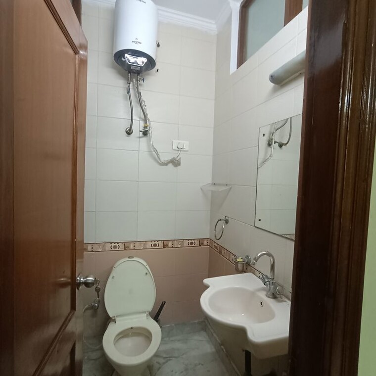 Bathroom, kalkaji 2.5 Bedroom 900 Sq.Ft. Builder Floor In Kalkaji Delhi 10242671