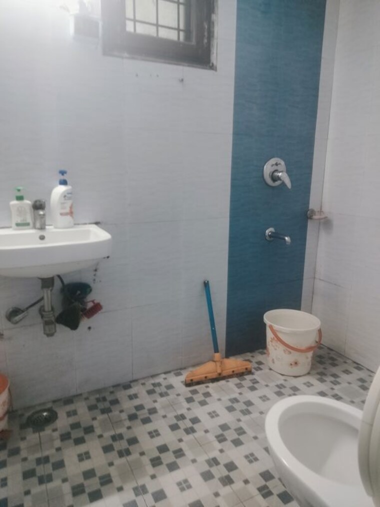 Bathroom, vasant kunj 3 Bedroom 1700 Sq.Ft. Apartment In Vasant Kunj Delhi 10242683