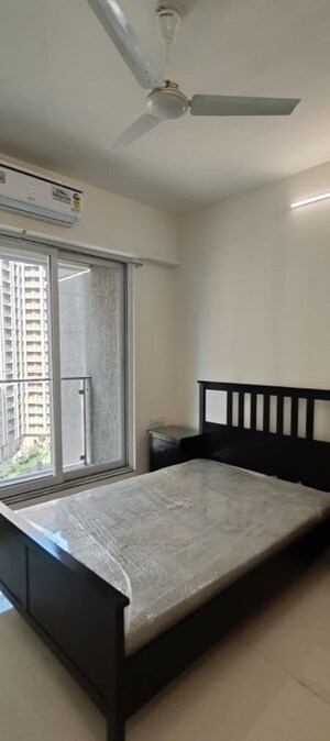 Room in 3 BHK Apartment at Viviana Mall, Eastern Express Highway – for Rent