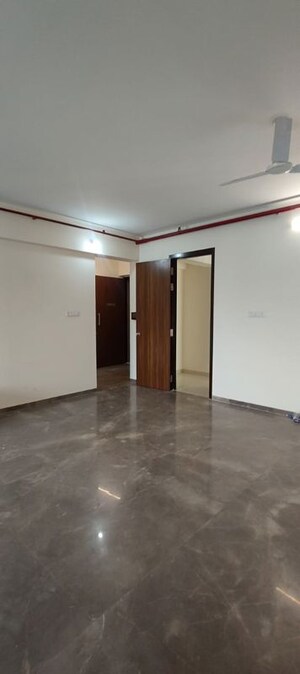 Room in 3 BHK Apartment at Viviana Mall, Eastern Express Highway – for Rent