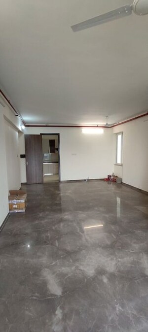 Room in 3 BHK Apartment at Viviana Mall, Eastern Express Highway – for Rent