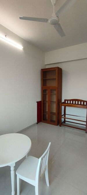 Room in 3 BHK Apartment at Viviana Mall, Eastern Express Highway – for Rent