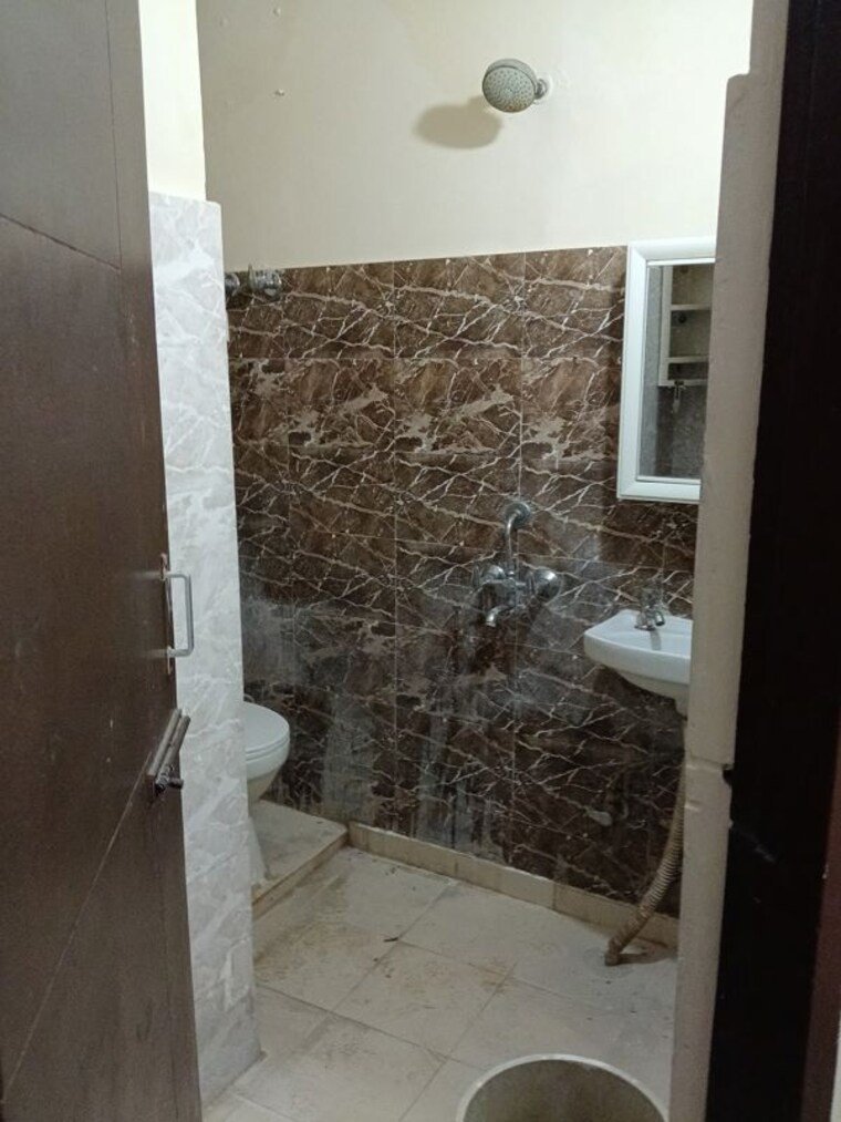 Bathroom, malviya nagar 2.5 Bedroom 100 Sq.Yd. Builder Floor In Malviya Nagar Delhi 10242910
