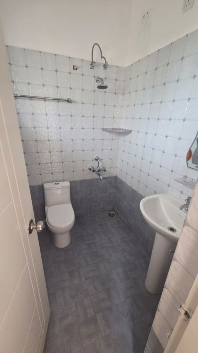 Bathroom, bhoo-vaibava 4 Bedroom 2000 Sq.Ft. Independent House In Essel Gardens Bangalore 10242968