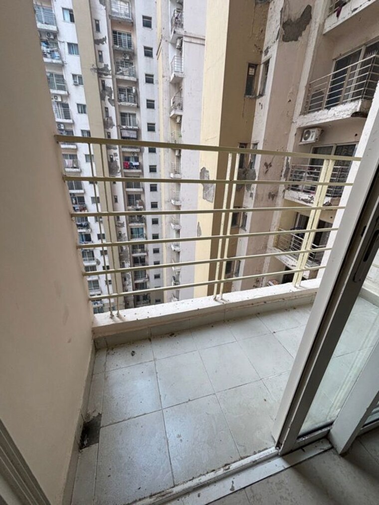 Balcony, paras-tierea 2.5 Bedroom 1195 Sq.Ft. Apartment In Sector 137 Noida 10243014