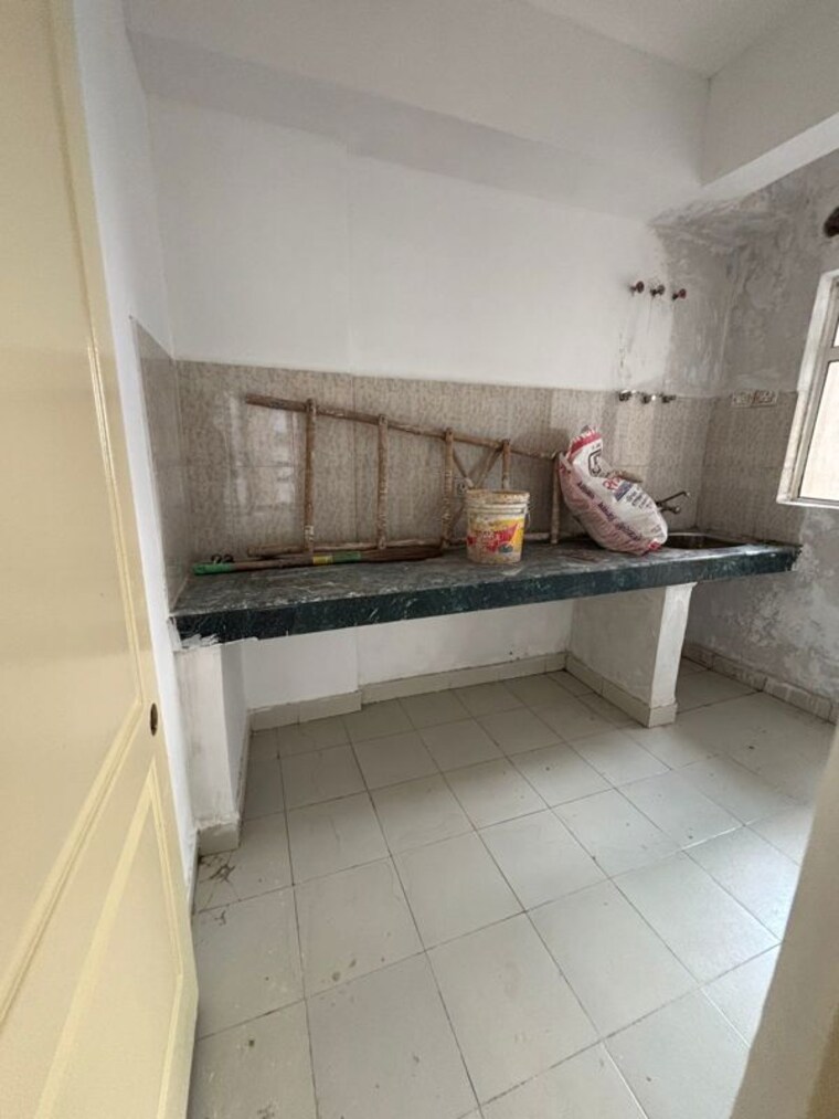 Bathroom, paras-tierea 2.5 Bedroom 1195 Sq.Ft. Apartment In Sector 137 Noida 10243014