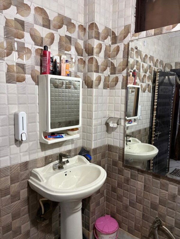 Bathroom, rajendra nagar 4 Bedroom 1850 Sq.Ft. Builder Floor In Rajendra Nagar Ghaziabad 10243407